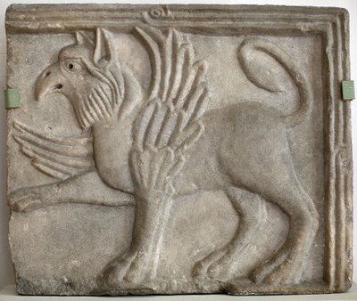 Griffioen (of grype). Laag reliëf gebeeldhouwd, marmer, Venetië (Italië) 12e eeuw. Nationale Galerie, Sternberg Paleis, Praag (Tsjechië) door Italian School