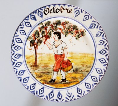 Bord met voorstelling van maanden, oktober, aardewerk, Nove di Bassano productie, Veneto regio, Italië, 20e eeuw. door Italian School