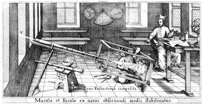 Het beeld van de zon projecteren door een refractortelescoop om zonnevlekken te bestuderen, illustratie uit Rosa Ursina door Christoph Scheiner, gepubliceerd in 1630 door Italian School