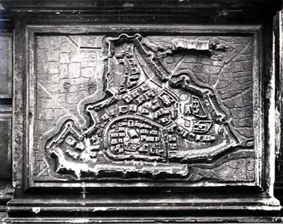 Reliëfkaart van de Kerkgevel die de Vestingstad Modon toont tijdens de Candiaanse Oorlog 1645-69 tussen de Venetianen en de Turken, in opdracht van de Barbaro Familie door Italian School