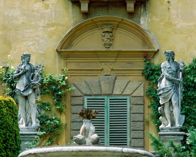 Zuidgevel van de Villa la Pietra door Italian School