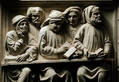 Universitair onderwijs: studenten (detail). Laag reliëf van polychroom steen van het graf van Lorenzo del Pino, advocaat en docent rechten aan de Universiteit van Bologna, gemaakt door het atelier van Dalle Masegne (eind 14e eeuw). Ca. 1395 door Italian School
