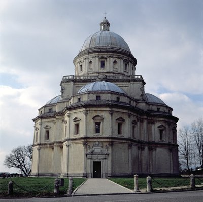 Uitzicht op Santa Maria della Consolazione, ontworpen door Cola da Caprarola en voltooid door Ambrosio Barocci en Francesco da Vita, gebouwd 1508-24 door Italian School