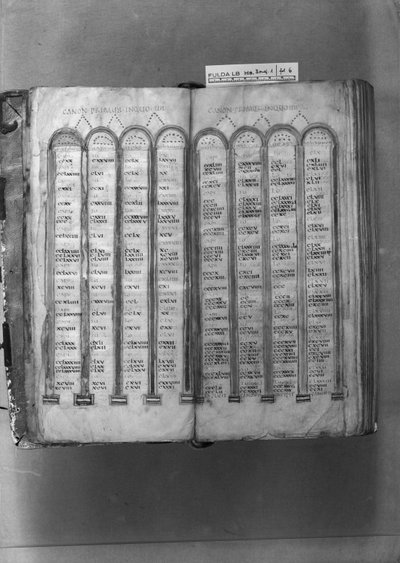 MS ff.5v-6r Kanontafels, uit de Codex Fuldensis door Italian School Italian School