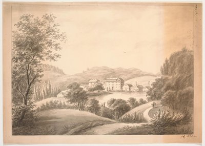 Meerdere aangrenzende gebouwen, waaronder een hoofdgebouw en kleinere huizen met schoorstenen, bij een waterloop of meer, omgeven door bomen en heuvels door J.P. Møller