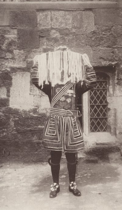 De Yeoman van de Garde die de zilveren schaal met de beurzen met het Maundy-geld draagt door J. Benjamin Stone