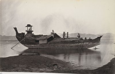 Een balkzicht van een laung-zat of rijstboot aangemeerd aan de oever van de Irrawaddy-rivier door J. Jackson