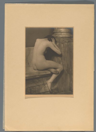 Portret van Mies Rosenboom-Merkelbach als zittend naakt door Jacob Merkelbach
