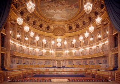 Zicht op het interieur van de Koninklijke Opera van Versailles gerealiseerd door Ange-Jacques Gabriel (1698-1782) 18e eeuw Versailles door Jacques Ange Gabriel