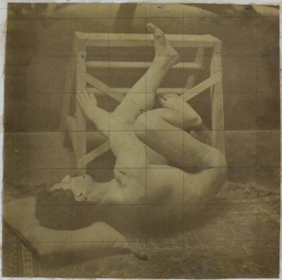 Studie van een mannelijk naaktmodel, liggend met benen tegen trapje omhoog, in het atelier van Jacques de Lalaing door Jacques Lalaing (attributed to)