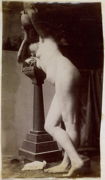 Studie van een vrouwelijk naaktmodel, schuin van voren gezien, in het atelier van Jacques de Lalaing, voorstudie voor cirkelvormige fontein door Jacques Lalaing (attributed to)