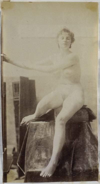 Studie van een vrouwelijk naaktmodel, zittend op podium naast schildersezel en van voren gezien, voorstudie voor grafmonument Fernand Scribe op kerkhof van Gent door Jacques Lalaing (attributed to)