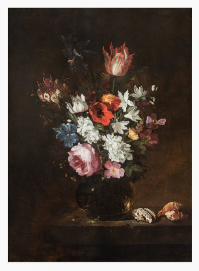 Een roos, tulp, iris, klaprozen, kamperfoelie en andere bloemen in een glazen vaas met schelpen op een richel door Jacques de Claeuw