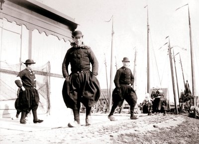 Mannen in traditionele kleding, Marken, Nederland, 1898 door James Batkin