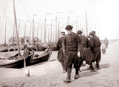 Mannen in traditionele kleding, Marken, Nederland, 1898 door James Batkin