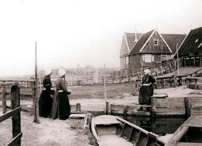 Vrouwen in traditionele kleding, Marken, Nederland, 1898 door James Batkin