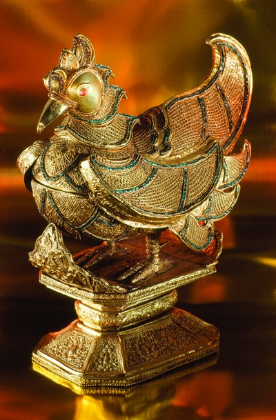 Een heilige met juwelen versierde gouden gans die ooit betelnoten bevatte. Londen, Engeland. door James L Stanfield