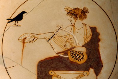Apollo afgebeeld op een beker terwijl hij een plengoffer schenkt terwijl een kraai toekijkt. Delphi Archeologisch Museum. door James L Stanfield