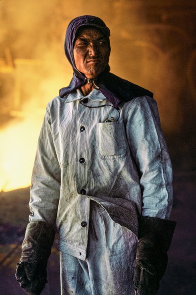 Chinese man staalarbeider in beschermende kleding in een staalfabriek in China door James L Stanfield