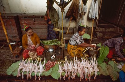 Voedselverkopers met gezichten versierd met thanaka, poedervormige boomschors. Taunggyi, Birma door James L Stanfield