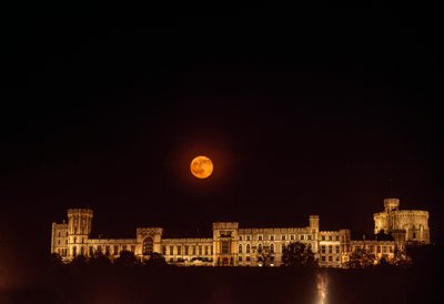 Maanopkomst boven Windsor Castle. Windsor, Engeland door James L Stanfield