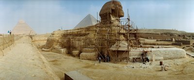 Panorama van restaurateurs die werken aan de wederopbouw van de basis van de Grote Sfinx van Egypte. Gizeh, Egypte door James L Stanfield