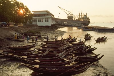 Sampans vullen het modderige strand bij Nantira Jetty. Nantira Jetty, Rangoon, Birma door James L Stanfield