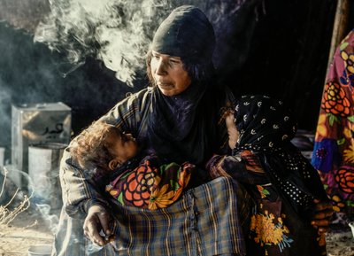 Syrische bedoeïenenvrouw met haar kleine kinderen in een tent door James L Stanfield
