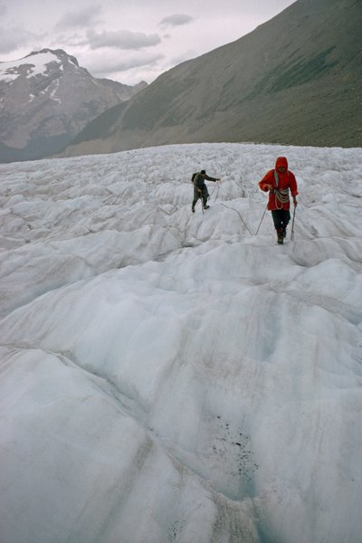 Twee gebonden bergbeklimmers op een gletsjer naderen een spleet. Mount Robson Provincial Park door James L Stanfield
