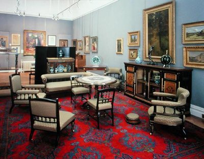 Suite bestaande uit een kast, centrale tafel, sofa, paar zijstoelen, paar fauteuils, verpleegstoel, fauteuil en kaarttafel door James Lamb of Manchester