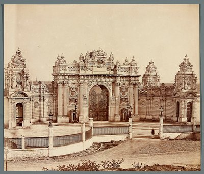 Istanbul. Dolmabahçepaleis - poort door James Robertson