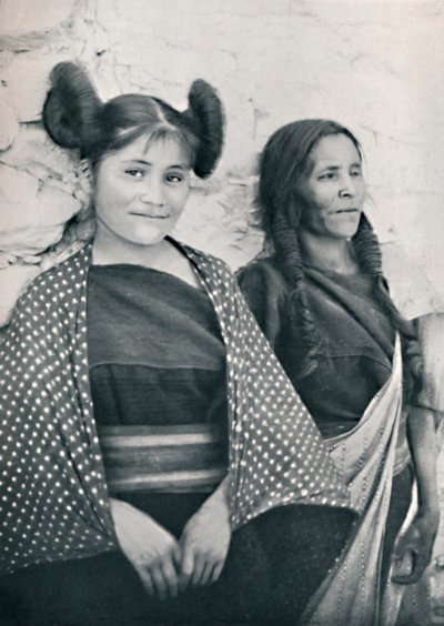 Een Arizona Hopi meisje en haar moeder, 1912 door James and Pierce