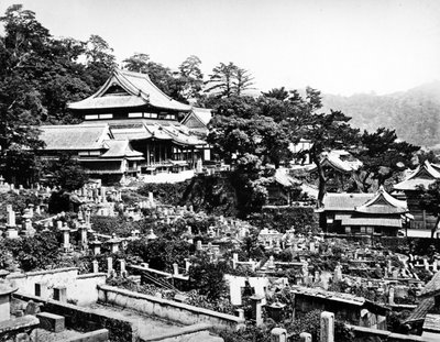 Begraafplaats van de Honrenji Tempel in Chikugo-machi, Nagasaki, ca. 1860-80 door Japanese Photographer