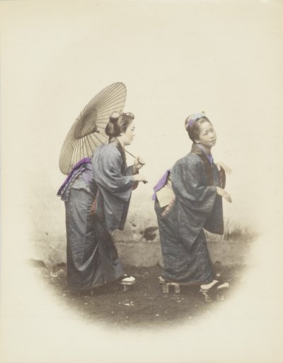 Japanse vrouwen in traditionele kleding (handgekleurde zwart-wit foto) door Japanese Photographer