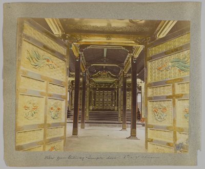 Uitzicht vanaf de poort naar de deuren, Tempel van de 6e of 7e Shogun, Shiba Park, Tokio, Japan door Japanese Photographer