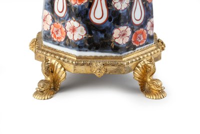 Een zeldzame elegant gemonteerde Imari koffiepot en deksel door Japanese School