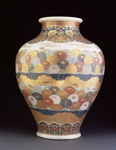 Een Satsuma vaas beschilderd met chrysanten, late 19e eeuw door Japanese School