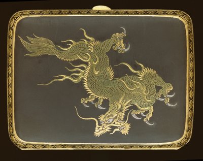 Sigarettendoosje versierd met een draak, gemaakt in een Komai-fabriek, ca. 1900 door Japanese School