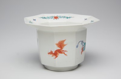 Beker, laat 17e-vroeg 18e eeuw (Kakiemon, porselein met emaille) door Japanese School