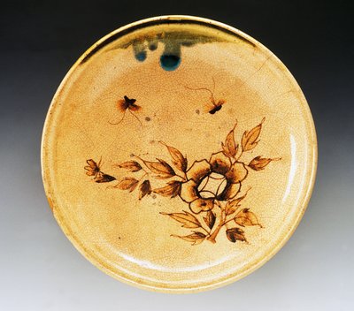 Versierde emaille aardewerken schaal met twee vlinders en pioenroos, laat 18e eeuw-begin 19e eeuw, Seto productie, diameter 34 cm, Japanse beschaving, Edo periode door Japanese School