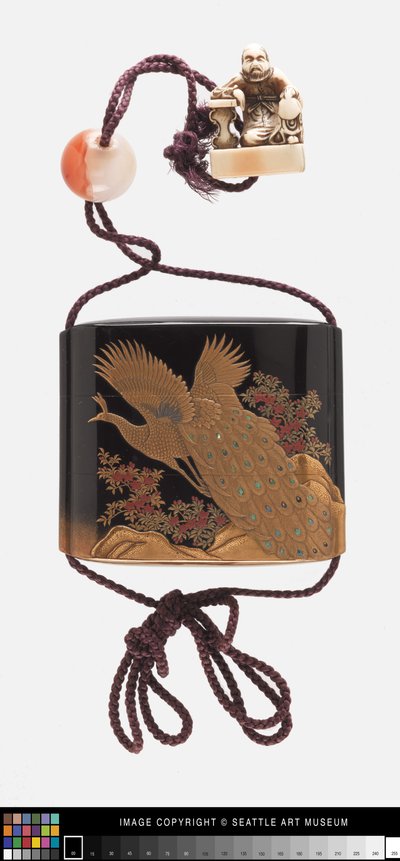 Inro versierd met pauw, ojime en netsuke door Japanese School