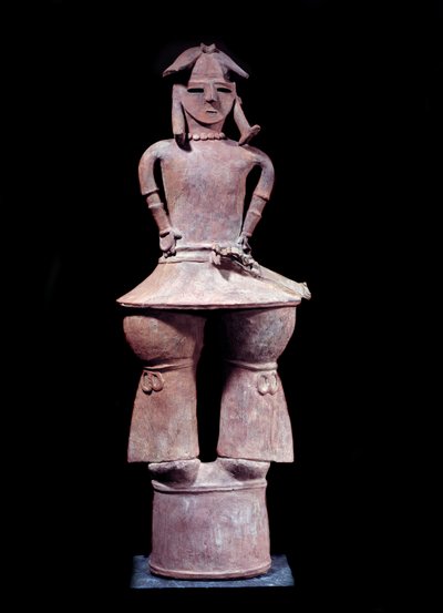 Japanse kunst: haniwa (begrafenisbeeldje) van een krijger met een helm, staand in terracotta. Hoogte 1,12 m. Kofun-periode (350-550 AD) Parijs, Musée Guimet, Musée national des Arts Asiatiques door Japanese School