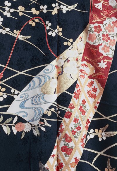 Kimono Furisode (wapperende mouwen) gedragen door jonge ongehuwde vrouwen bij elegante gelegenheden en Maiko (Geisha-student), zijde met bloem- en plantmotieven, zwevende panelen, detail, Kaga-Yuzen verven, Tokamachi weverijen, Japanse beschaving, 20e eeuw door Japanese School