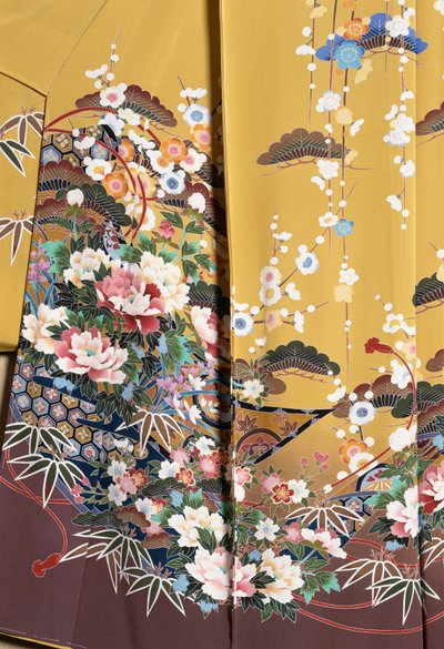 Kimono Furisode (wapperende mouwen) gedragen door jonge ongehuwde vrouwen bij elegante gelegenheden en Maiko (leerling Geisha), gladde zijde, bloemmotieven, zwevende linten, Kaga-Yuzen verven, Tokamachi weverijen, Japanse beschaving, 20e eeuw door Japanese School