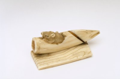 Netsuke van een muis die uit een bamboescheut komt door Japanese School