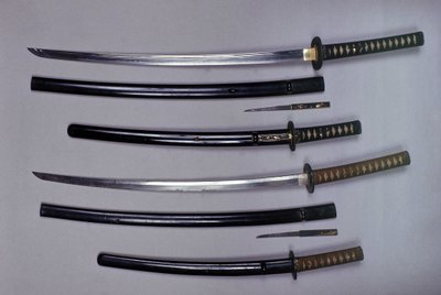 Boven: een katana, Japanse zwaard en zijn schede, wakizashi, Japanse kort zwaard in zijn schede, kleine Kokatawa dolk opgeborgen in dezelfde schede. alle drie zijn uit de 18e eeuw. de onderste zijn uit de 17e eeuw door Japanese School