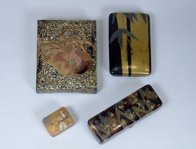 Schrijfkist versierd met een haan, schrijfdoos met een bamboe ontwerp en een kobako toegeschreven aan Ogata Korin (1658-1716) en een boodschapdoos door de Kajikawa Familie, 16e-18e eeuw door Japanese School