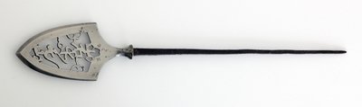 Yanone (pijlpunt) van plat type (hirane), met doorboord ontwerp van karakters die berg, steen en water betekenen door Japanese School