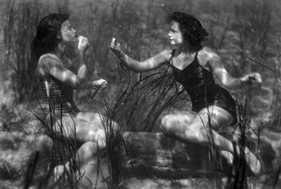 Vrouwen onder water die lippenstift aanbrengen in toeristische attractie, Florida door Jay Baylor Roberts
