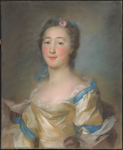 Een jonge dame in een gele jurk met blauwe linten door Jean Baptiste Perronneau